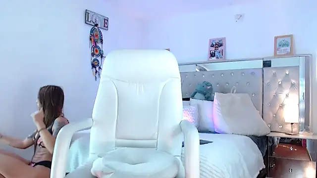 hollythomson online show from December 3, 2024, 7:44 pm