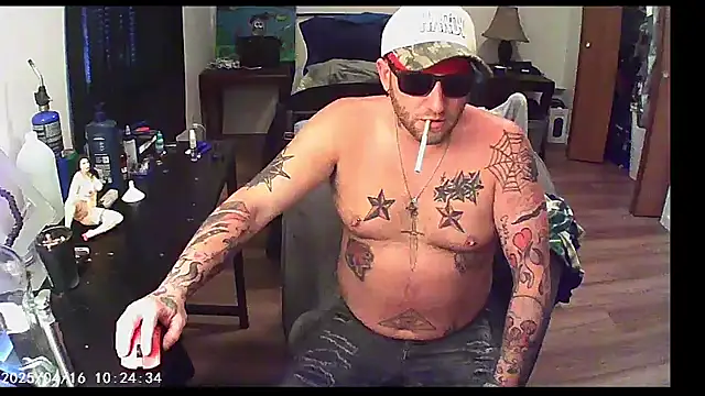 Snapshot of Livingpuddle chatting on July 31, 2026, 9:36 pm Livingpuddle online show from July 31, 2026, 9:36 pm