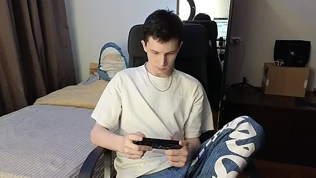 arlekincrop online show from March 16, 2026, 9:41 pm