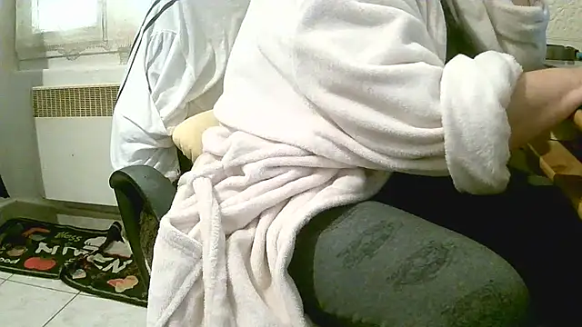 Snapshot of douceur63 chatting on March 28, 2026, 11:43 am douceur63 online show from March 28, 2026, 11:43 am