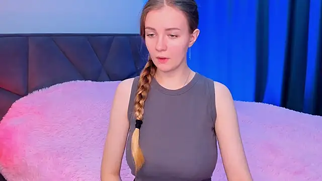 SweetMilkis online show from December 12, 2024, 9:40 am