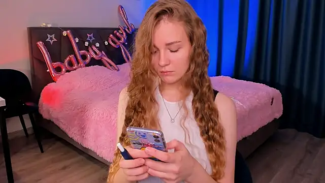 SweetMilkis online show from December 27, 2024, 9:17 am