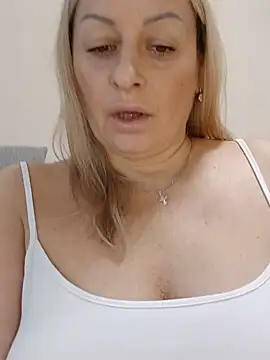 Snapshot of Liana_MilfHot chatting on September 14, 2025, 1:38 am Liana MilfHot online show from September 14, 2025, 1:38 am