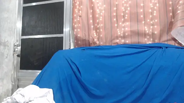 Snapshot of Venusluxodomme chatting on April 20, 2026, 2:14 am Venusluxodomme online show from April 20, 2026, 2:14 am