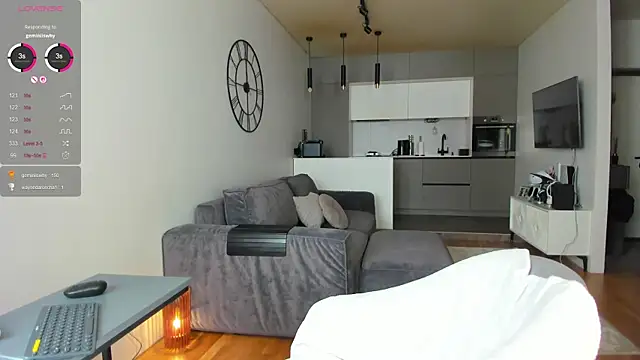 Juicy Bella online show from April 13, 2026, 9:04 am