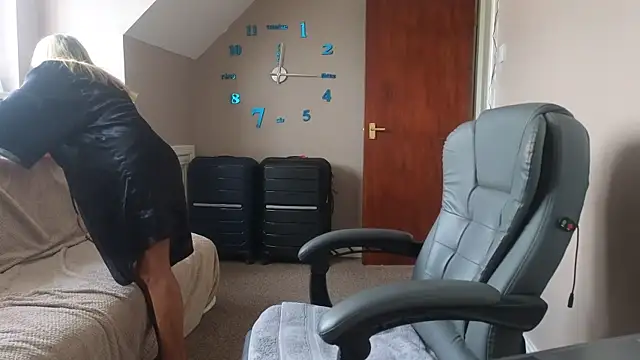 hollyjanesmith online show from October 8, 2025, 11:19 am