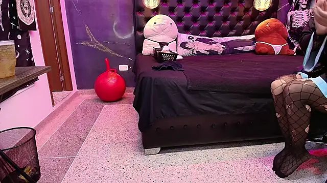 AlexHoe  online show from February 7, 2025, 6:56 pm