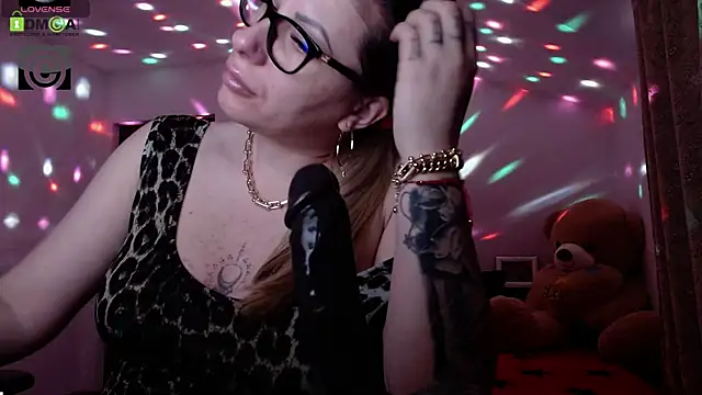 Snapshot of SonyaDevon chatting on January 4, 2025, 4:12 am SonyaDevon online show from January 4, 2025, 4:12 am