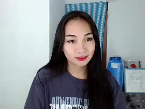 Snapshot of SweetLilly_18 chatting on December 7, 2024, 10:12 am SweetLilly 18 online show from December 7, 2024, 10:12 am