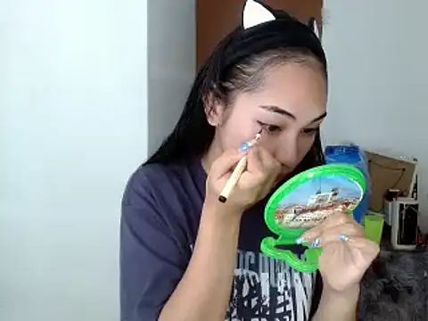 Snapshot of SweetLilly_18 chatting on December 7, 2024, 1:29 pm SweetLilly 18 online show from December 7, 2024, 1:29 pm