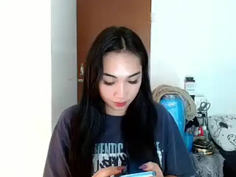 Snapshot of SweetLilly_18 chatting on December 20, 2024, 3:21 pm SweetLilly 18 online show from December 20, 2024, 3:21 pm