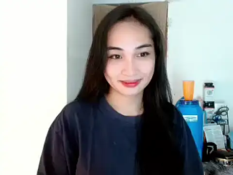 Snapshot of SweetLilly_18 chatting on January 1, 2025, 2:20 pm SweetLilly 18 online show from January 1, 2025, 2:20 pm