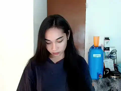 Snapshot of SweetLilly_18 chatting on January 1, 2025, 5:22 pm SweetLilly 18 online show from January 1, 2025, 5:22 pm