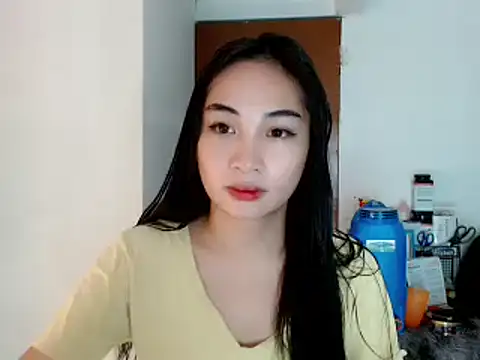 Snapshot of SweetLilly_18 chatting on January 2, 2025, 11:31 am SweetLilly 18 online show from January 2, 2025, 11:31 am