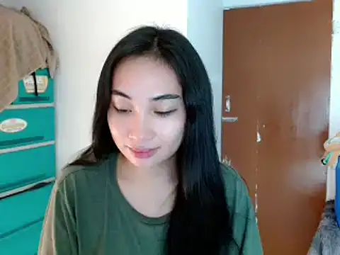 Snapshot of SweetLilly_18 chatting on January 5, 2025, 3:22 am SweetLilly 18 online show from January 5, 2025, 3:22 am