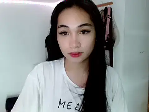 Snapshot of SweetLilly_18 chatting on February 18, 2025, 11:33 am SweetLilly 18 online show from February 18, 2025, 11:33 am