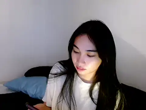 Snapshot of SweetLilly_18 chatting on March 4, 2025, 4:17 am SweetLilly 18 online show from March 4, 2025, 4:17 am