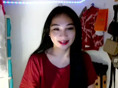 Snapshot of SweetLilly_18 chatting on March 13, 2025, 2:38 am SweetLilly 18 online show from March 13, 2025, 2:38 am