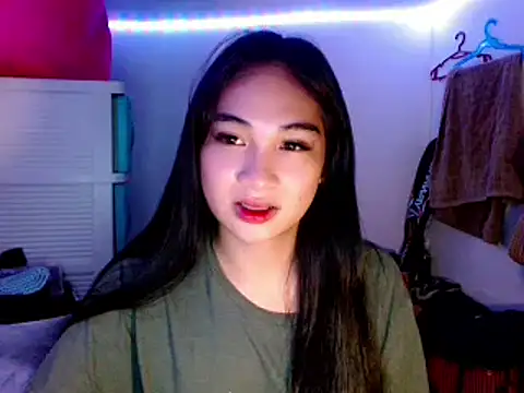 Snapshot of SweetLilly_18 chatting on March 18, 2025, 3:42 pm SweetLilly 18 online show from March 18, 2025, 3:42 pm