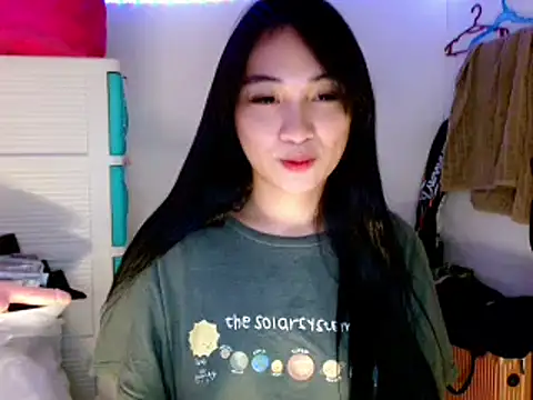 Snapshot of SweetLilly_18 chatting on March 18, 2025, 6:48 pm SweetLilly 18 online show from March 18, 2025, 6:48 pm