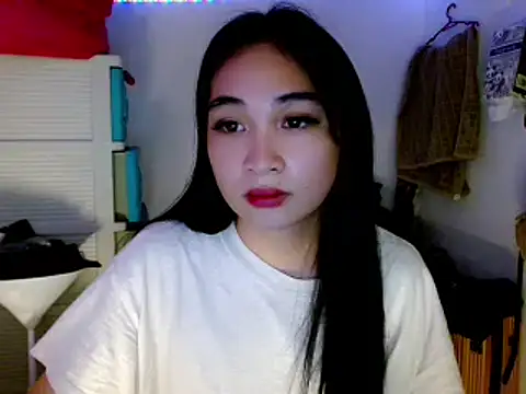 Snapshot of SweetLilly_18 chatting on March 23, 2025, 5:54 am SweetLilly 18 online show from March 23, 2025, 5:54 am