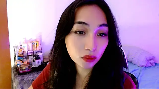 Snapshot of SweetLilly_18 chatting on October 17, 2025, 2:26 am SweetLilly 18 online show from October 17, 2025, 2:26 am