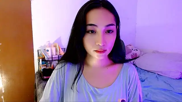 Snapshot of SweetLilly_18 chatting on October 20, 2025, 2:12 am SweetLilly 18 online show from October 20, 2025, 2:12 am