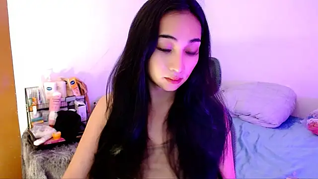 Snapshot of SweetLilly_18 chatting on October 25, 2025, 2:19 am SweetLilly 18 online show from October 25, 2025, 2:19 am