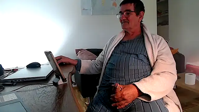 Snapshot of silvio-aus-luzern-CH chatting on May 14, 2026, 7:26 am silvio-aus-luzern-CH online show from May 14, 2026, 7:26 am