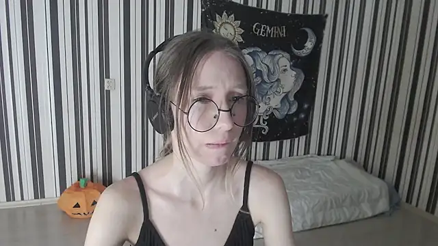  Hanna Moon  online show from November 17, 2025, 6:46 pm