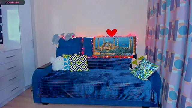 EllenMoore online show from December 15, 2024, 2:30 am