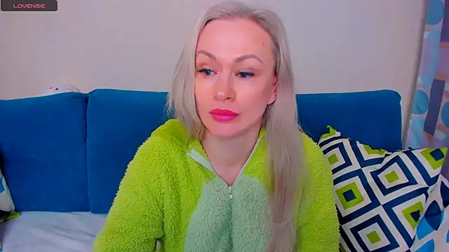 EllenMoore online show from September 28, 2025, 3:01 am