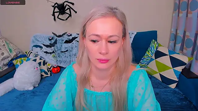 EllenMoore online show from October 31, 2025, 3:51 am