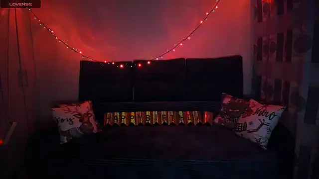 EllenMoore online show from December 15, 2025, 3:11 am