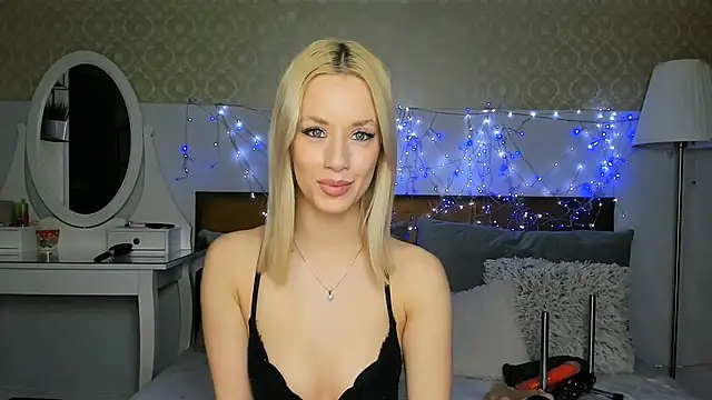 MiaBeeXX online show from April 15, 2026, 2:24 pm