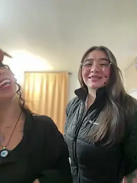 vaneelee online show from April 12, 2026, 2:05 am