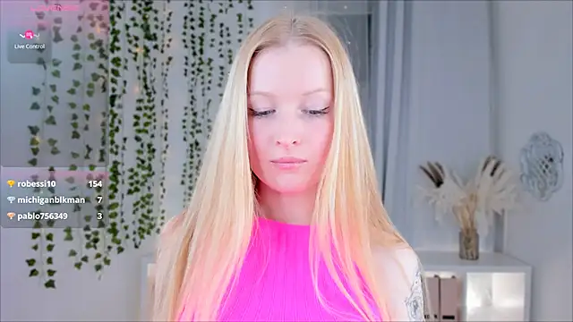 Snapshot of Laly_Peach chatting on January 13, 2025, 7:31 pm Laly Peach online show from January 13, 2025, 7:31 pm