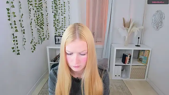 Snapshot of Laly_Peach chatting on October 1, 2025, 11:27 am Laly Peach online show from October 1, 2025, 11:27 am