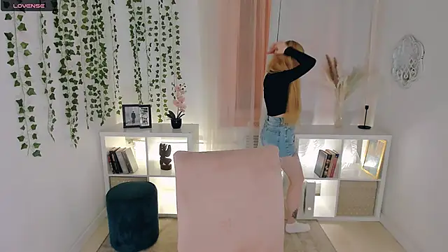 Snapshot of Laly_Peach chatting on November 21, 2025, 4:16 pm Laly Peach online show from November 21, 2025, 4:16 pm