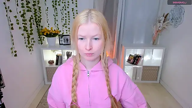 Snapshot of Laly_Peach chatting on March 4, 2026, 7:47 am Laly Peach online show from March 4, 2026, 7:47 am