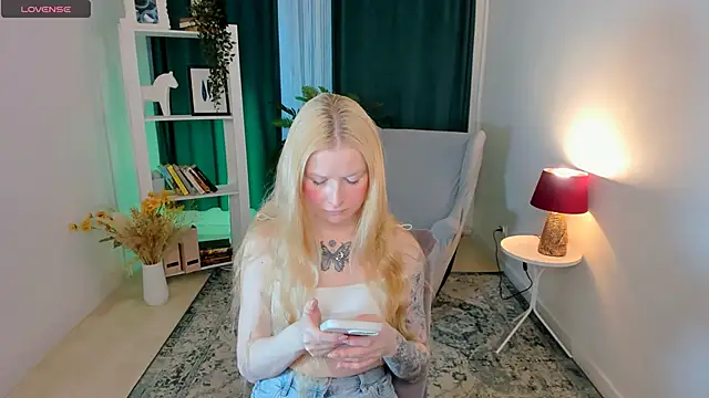Snapshot of Laly_Peach chatting on April 30, 2026, 11:27 am Laly Peach online show from April 30, 2026, 11:27 am