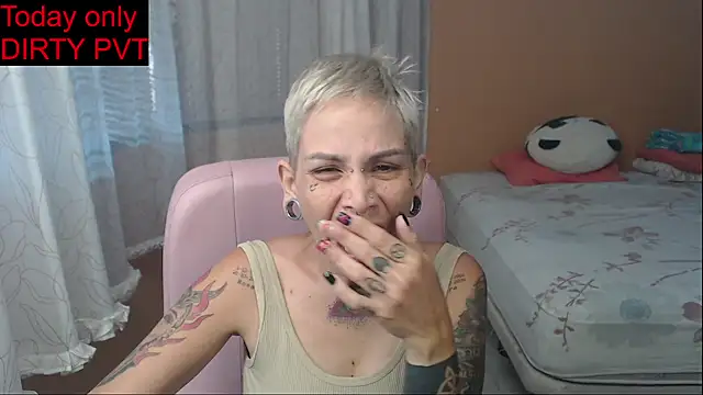 Snapshot of moon_cat85 chatting on May 21, 2026, 1:07 pm moon cat85 online show from May 21, 2026, 1:07 pm