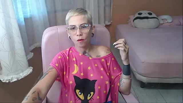 Snapshot of moon_cat85 chatting on May 27, 2026, 1:30 pm moon cat85 online show from May 27, 2026, 1:30 pm