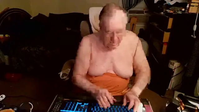 Snapshot of Toastir chatting on June 2, 2026, 1:02 pm Toastir online show from June 2, 2026, 1:02 pm