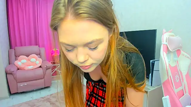 Snapshot of Strawberrye chatting on October 3, 2025, 3:36 am Strawberrye online show from October 3, 2025, 3:36 am