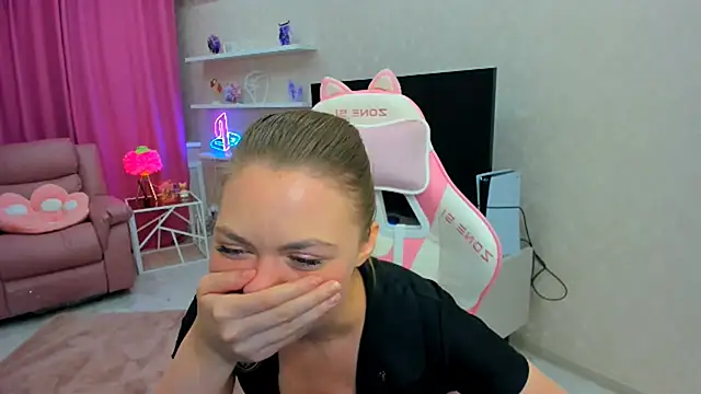 Snapshot of Strawberrye chatting on October 9, 2025, 3:59 am Strawberrye online show from October 9, 2025, 3:59 am