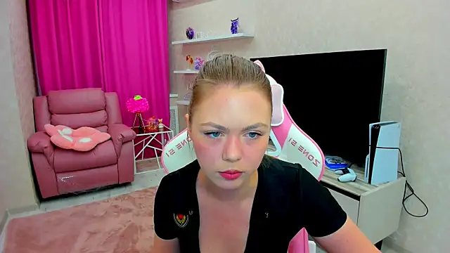 Snapshot of Strawberrye chatting on October 15, 2025, 3:28 am Strawberrye online show from October 15, 2025, 3:28 am