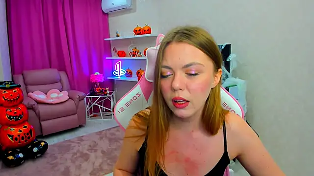 Snapshot of Strawberrye chatting on November 4, 2025, 3:27 am Strawberrye online show from November 4, 2025, 3:27 am