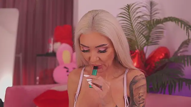 Snapshot of fallingangel chatting on November 12, 2025, 9:21 am fallingangel online show from November 12, 2025, 9:21 am