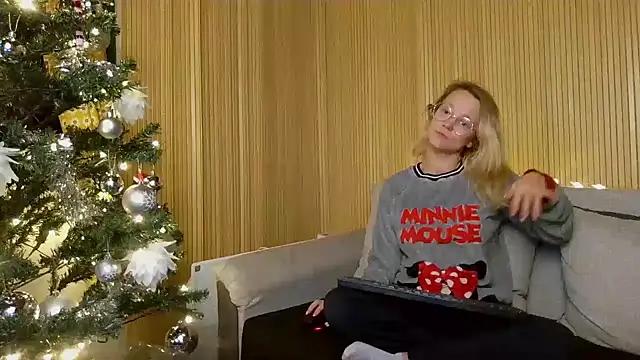 Snapshot of little-leni chatting on December 6, 2024, 9:24 pm little-leni online show from December 6, 2024, 9:24 pm